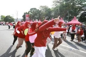 Semarakkan Agustusan, Bupati Ipuk Gelar Lomba-lomba Bersama Warga di CFD