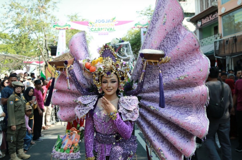 BEC ‘Ngelukat’ Gemparkan Malioboro di Jogja Fashion Carnival 2025
