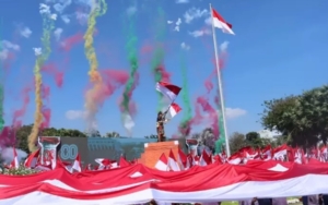 Spektakuler, Jawa Timur Raih Dua Rekor Dunia MURI di Grahadi dengan Kain Merah Putih Sepanjang 15 Km