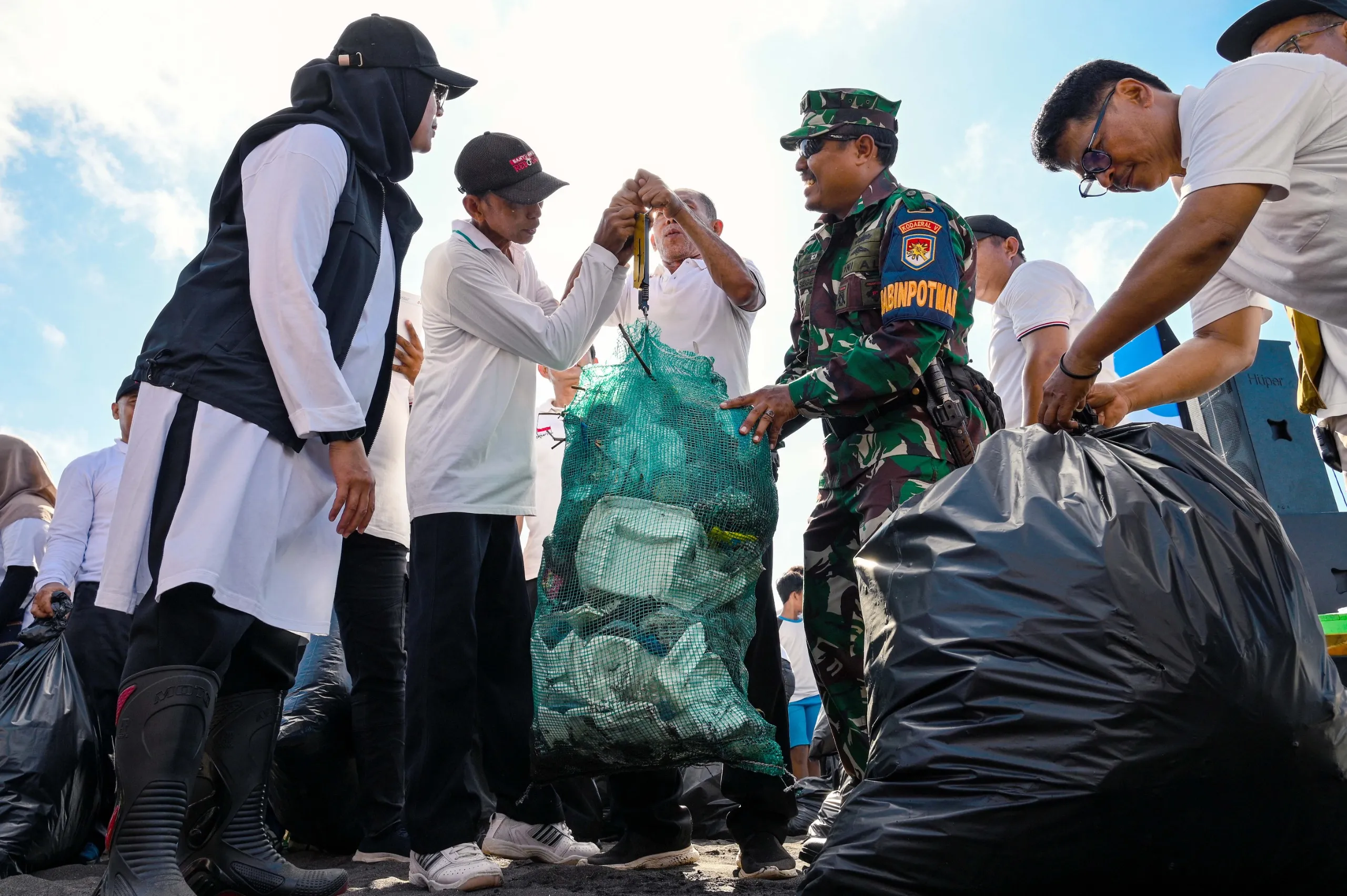 World Cleanup Day, Bupati Bersama Ratusan Warga dan Relawan Bersihkan Sampah di Pantai Seranite
