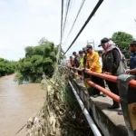 Cek Banjir Muncar, Bupati Ipuk Instruksikan Segera Bersihkan Drainase dari Sampah