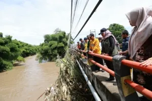 Cek Banjir Muncar, Bupati Ipuk Instruksikan Segera Bersihkan Drainase dari Sampah