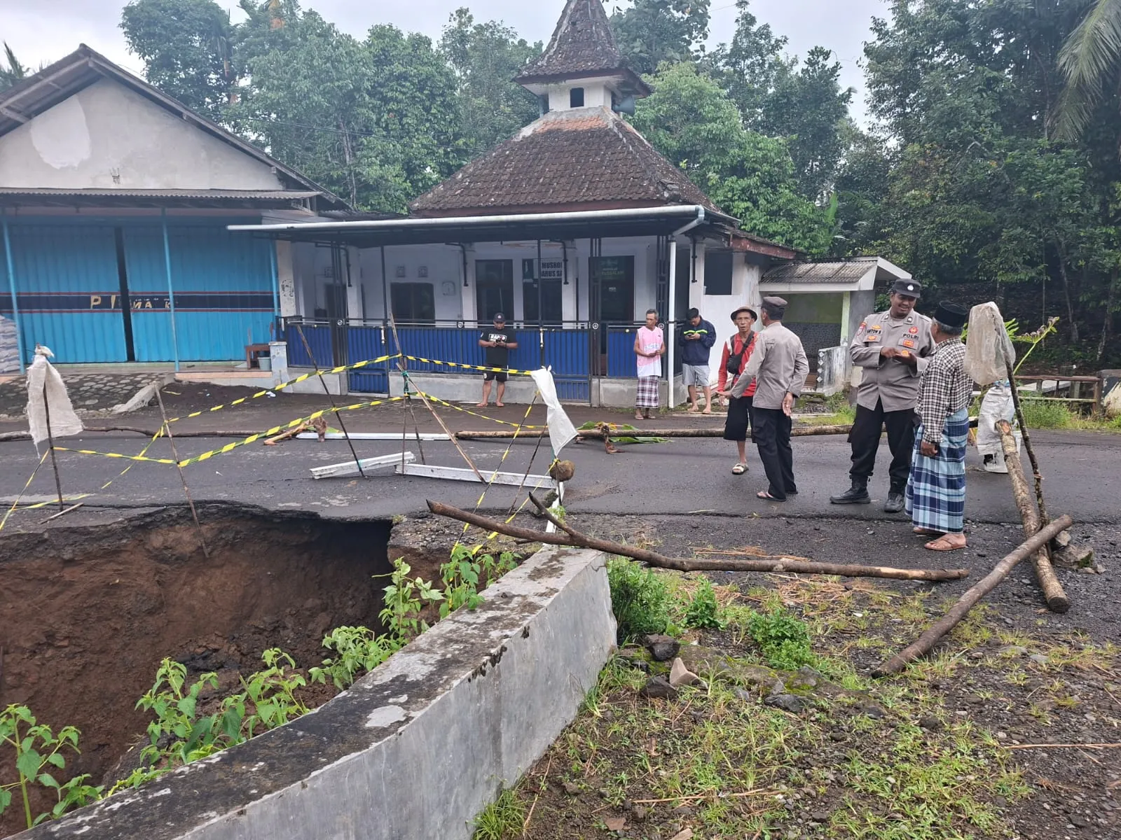 Jembatan Penghubung di Desa Bayu Amblas Usai Hujan Deras
