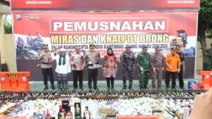 Jaga Kondusifitas Jelang Nataru, Polresta Banyuwangi Musnahkan Ribuan Botol Miras