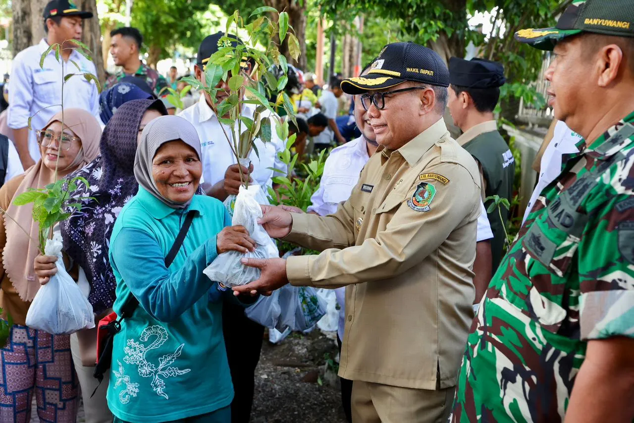 Pemkab Banyuwangi dan Perhutani Bagikan Ribuan Bibit Pohon Gratis ke Warga, Bagian Gerakan Sedekah Oksigen