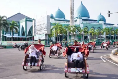 Bupati Ipuk Serahkan 200 Becak Listrik Bantuan Presiden ke Pengemudi Becak Lansia Banyuwangi
