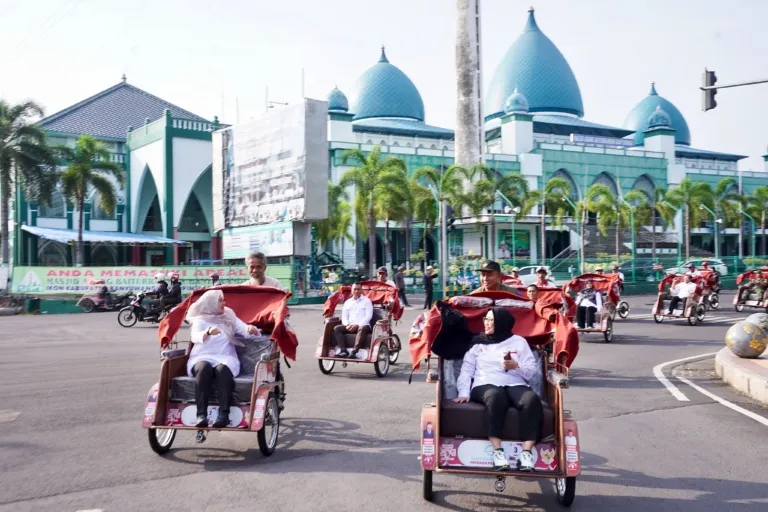 Bupati Ipuk Serahkan 200 Becak Listrik Bantuan Presiden ke Pengemudi Becak Lansia Banyuwangi