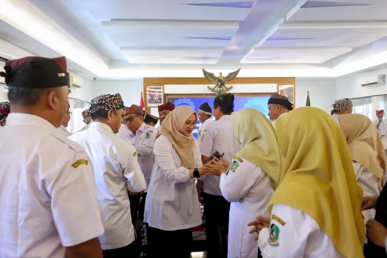 Rotasi 42 Kepala SMP, Bupati Ipuk Minta Sekolah Aktif Cegah Anak Putus Sekolah