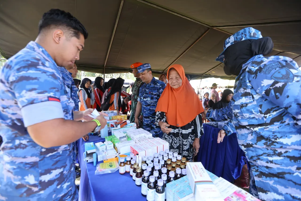 Hari Bakti ke-79, TNI AU Bagikan Paket Sembako dan Layanan Kesehatan Gratis di Banyuwangi
