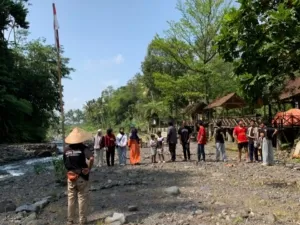 Unik! KPA Elang Raung Gelar Upacara HUT ke-81 RI di Tengah Sungai Badeng