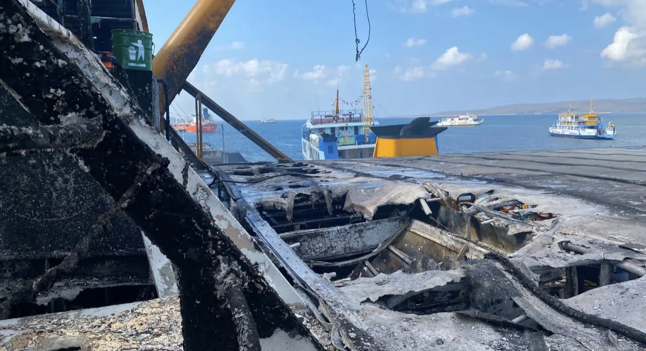 KMP Bontang Ekspress II Terbakar di Perairan Ketapang, Basarnas Banyuwangi Lakukan Pemantauan dan Koordinasi