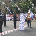 Semarak HUT Ke-81 RI, Camat Genteng Lepas Gerak Jalan Tingkat Pelajar SMA, Semangat Kemerdekaan Menggema