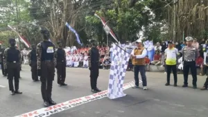Semarak HUT Ke-81 RI, Camat Genteng Lepas Gerak Jalan Tingkat Pelajar SMA, Semangat Kemerdekaan Menggema