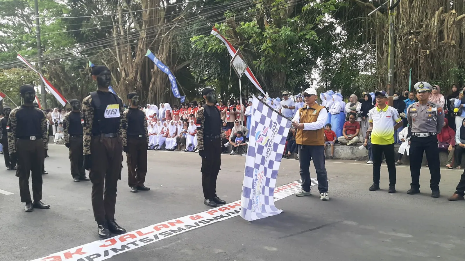 Semarak HUT Ke-81 RI, Camat Genteng Lepas Gerak Jalan Tingkat Pelajar SMA, Semangat Kemerdekaan Menggema