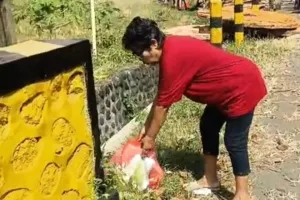 Sampah Menumpuk di Jembatan Sungai Pecari, Warga Keluhkan Kebiasaan Buang Sampah Sembarangan