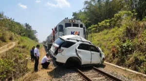 KA Ijen Ekspres Tertemper Mobil di Jember, KAI Tegaskan Pentingnya Berhenti di Perlintasan